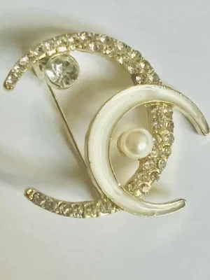 Broche/broche CC/broche initiale/broche chanel/joaillerie/bijou/Lyon centre/Toulouse/Clermont-Ferrand/Marseille/Grenoble/Valence/Toulouse/Troyes/Thiers/Bordeau/Roanne/Ile-de-France/Paris/Montpellier/France