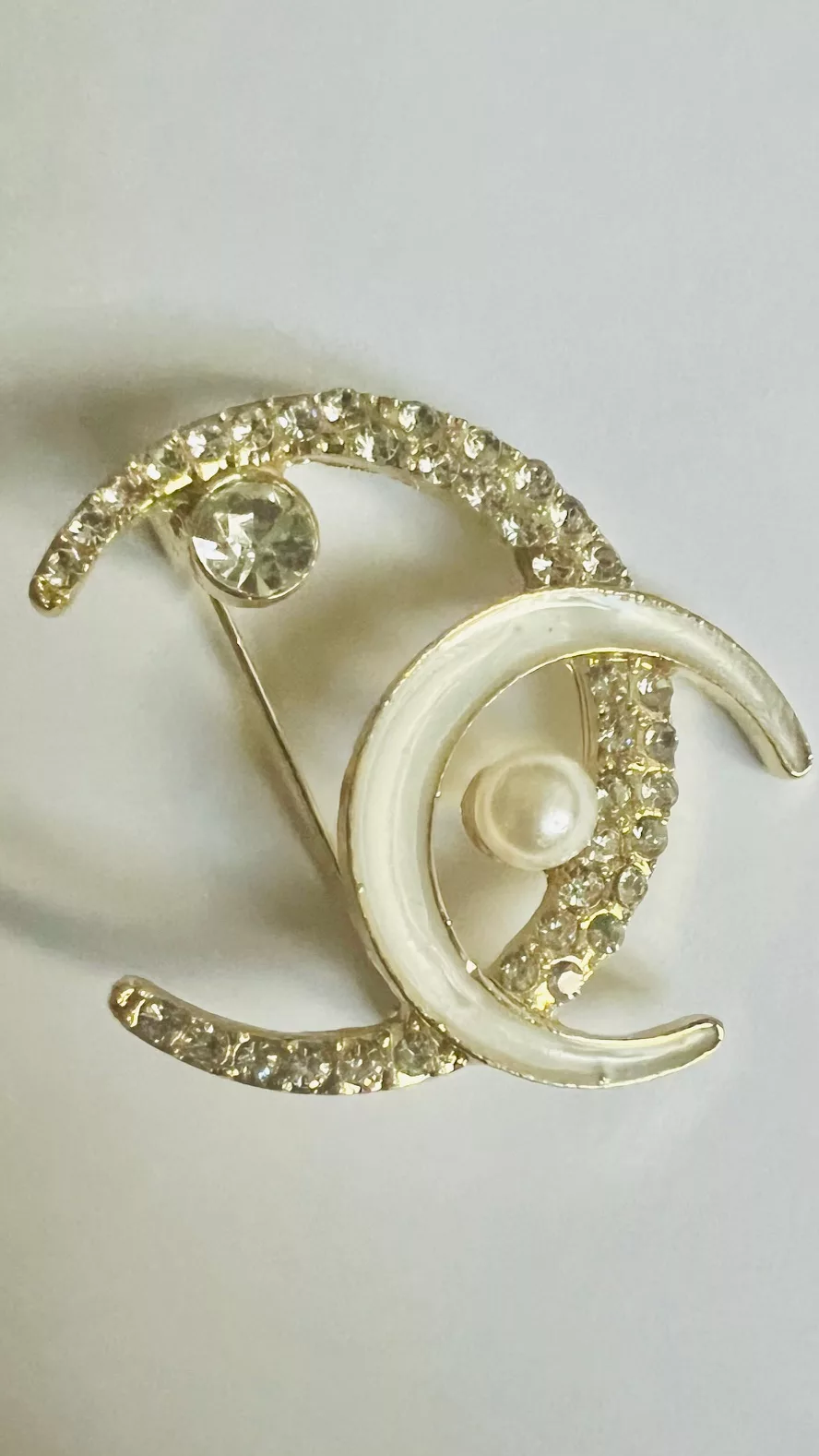 Broche/broche CC/broche initiale/broche chanel/joaillerie/bijou/Lyon centre/Toulouse/Clermont-Ferrand/Marseille/Grenoble/Valence/Toulouse/Troyes/Thiers/Bordeau/Roanne/Ile-de-France/Paris/Montpellier/France